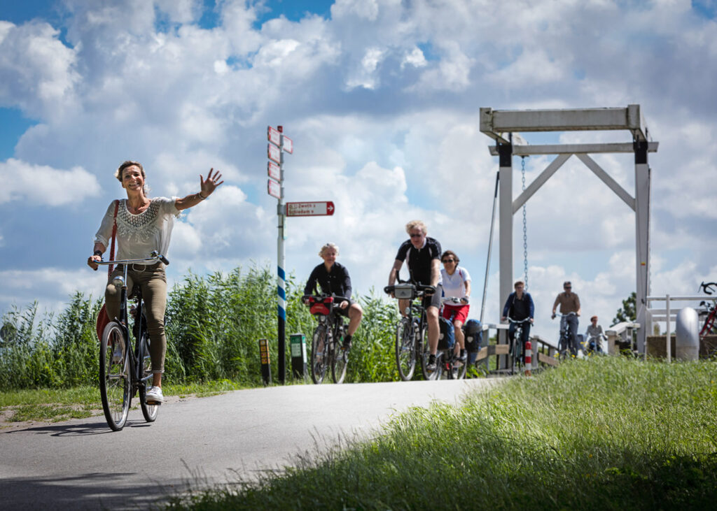 Een vrouw op een fiets in de buitenlucht.