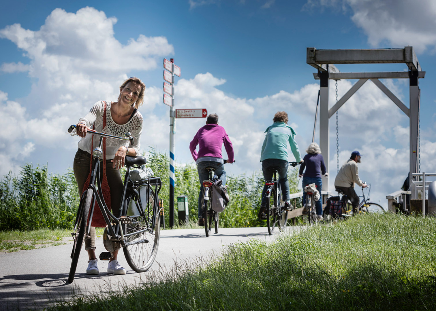 Een vrouw op een fiets in de buitenlucht.