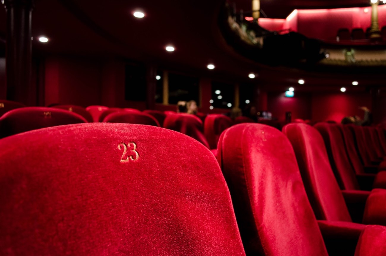 Een rij van stoelen in een theater