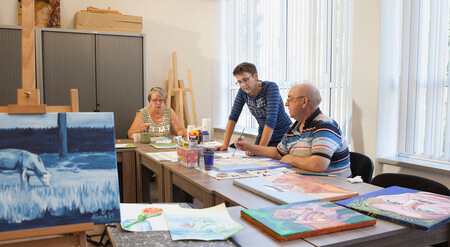 Kunstenaars aan het werk in het atelier.